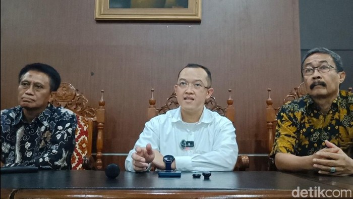 Plt Sekretaris Jenderal Kemendiktisaintek, Prof Badri Munir Sukoco memberikan keterangan kepada wartawan, Minggu (23/8/2026).