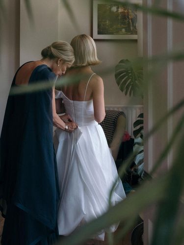 Polly Thomas desainer Ganni merancang gaun pengantin dan busana pengiringnya sendiri Pernikahan unik bersama Billy Homan ini digelar secara indah di Devon Inggris.