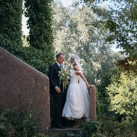 Desainer Ganni Buat Sendiri Gaun Pengantin & Bridesmaids untuk Pernikahannya