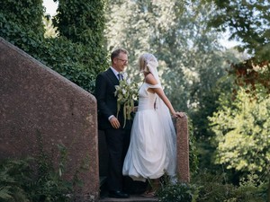 Desainer Ganni Buat Sendiri Gaun Pengantin & Bridesmaids untuk Pernikahannya