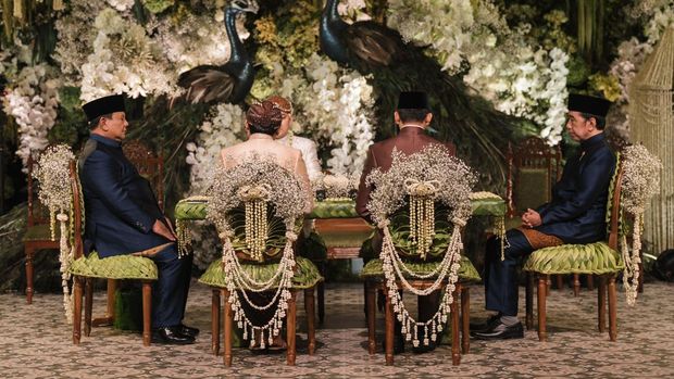 Presiden Prabowo Subianto dan Presiden ke-7 Joko Widodo menjadi saksi pernikahan Kepala Sekretaris Presiden (Kasespri) Rizky Irmansyah dan Chika Yenalovi. (dok istimewa)