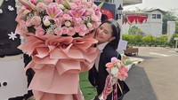 Pada hari H sidang tesis, Prilly bisa tertawa dan bernapas lega karena bisa menyelesaikan semua dengan baik dan meraih Summa Cum Laude. Foto: Instagram @prillylatuconsina96