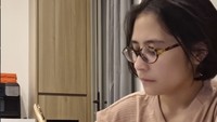 H-1 jelang sidang thesis, Prilly sama seperti mahasiswa lainnya, berkecamuk dengan perasaan campur aduk. Foto: Instagram @prillylatuconsina96
