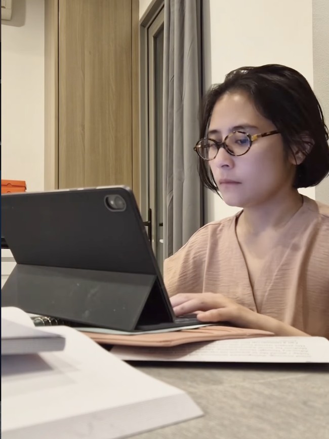Jatuh Bangun Prilly Latuconsina hingga Lulus S2