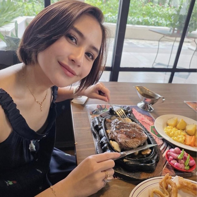 Hobi Kulineran! Prilly Latuconsina Cicip Steak hingga Masak Udang Bakar Jimbaran