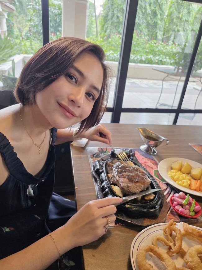 Hobi Kulineran! Prilly Latuconsina Cicip Steak hingga Masak Udang Bakar Jimbaran