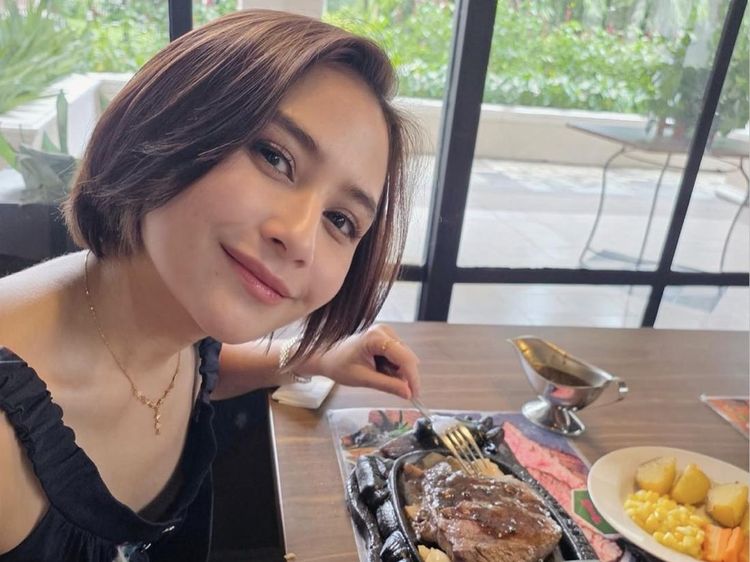 Hobi Kulineran! Prilly Latuconsina Cicip Steak hingga Masak Udang Bakar Jimbaran