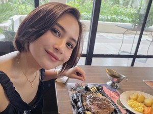 Hobi Kulineran! Prilly Latuconsina Cicip Steak hingga Masak Udang Bakar Jimbaran