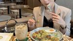 Hobi Kulineran! Prilly Latuconsina Cicip Steak hingga Masak Udang Bakar Jimbaran