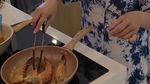 Hobi Kulineran! Prilly Latuconsina Cicip Steak hingga Masak Udang Bakar Jimbaran