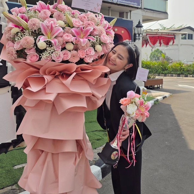Gaya Prilly Pakai Mahkota Usai Sidang Tesis, Lulus S2 dengan Summa Cum Laude