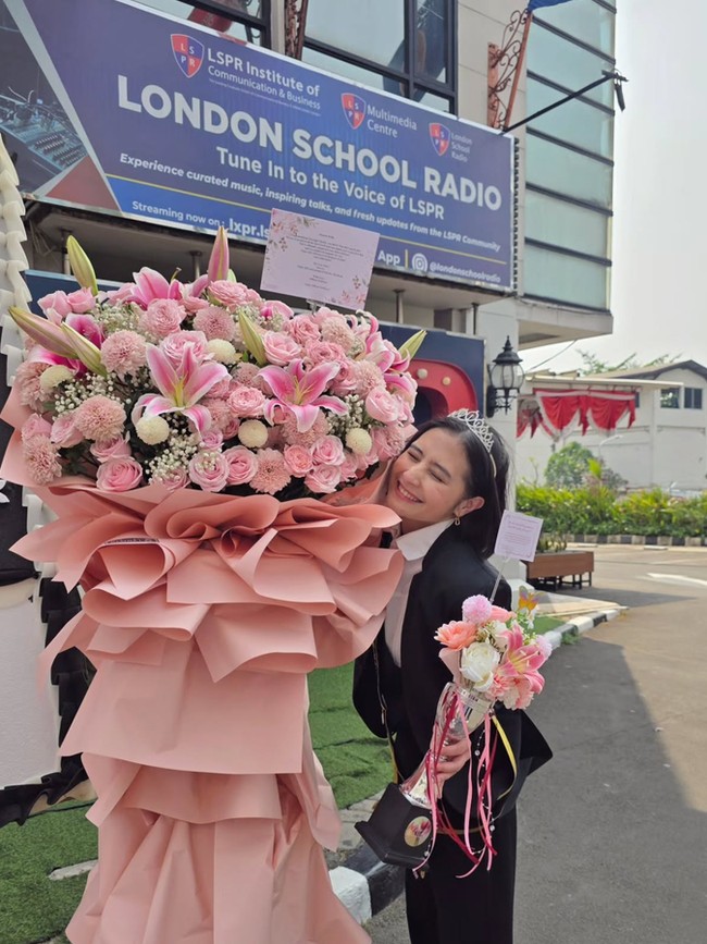 Gaya Prilly Pakai Mahkota Usai Sidang Tesis, Lulus S2 dengan Summa Cum Laude