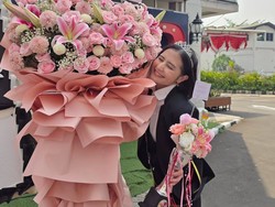 Gaya Prilly Pakai Mahkota Usai Sidang Tesis, Lulus S2 dengan Summa Cum Laude