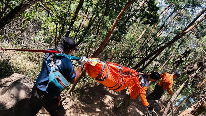 Proses evakuasi remaja pendaki tewas dari puncak Gunung Sumbing menuju Basecamp Banaran, Kabupaten Temanggung, Minggu (23/8/2026).
