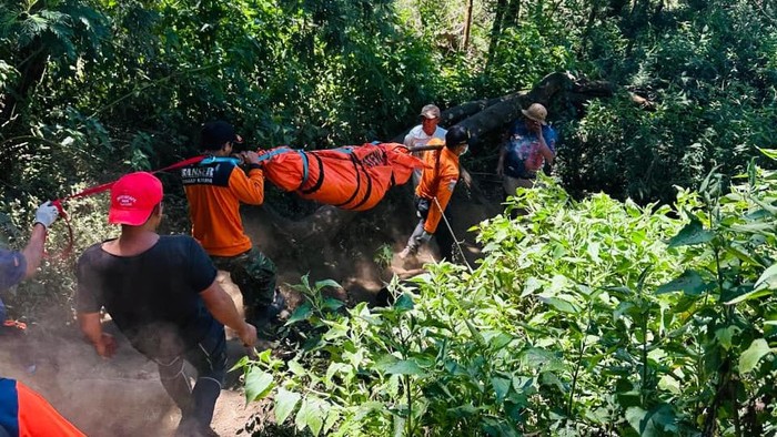 Proses evakuasi remaja pendaki tewas dari puncak Gunung Sumbing menuju Basecamp Banaran, Kabupaten Temanggung, Minggu (23/8/2026).