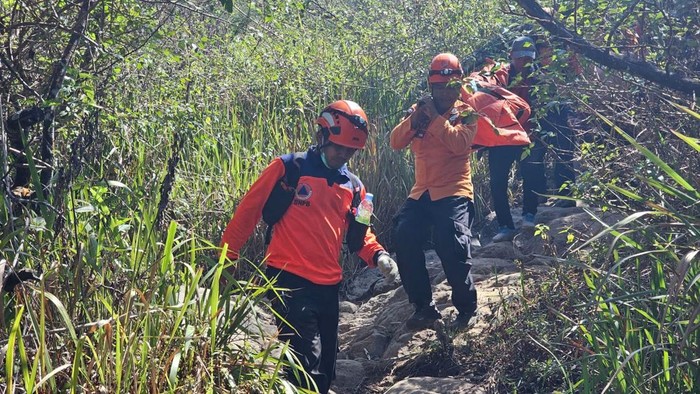 Proses evakuasi remaja pendaki tewas dari puncak Gunung Sumbing menuju Basecamp Banaran, Kabupaten Temanggung, Minggu (23/8/2026).