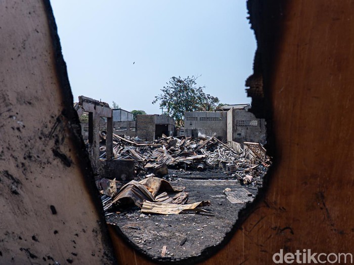 Kebakaran hebat melanda sebuah pabrik mebel di Jalan Lingkungan III, Tegal Alur, Kecamatan Kalideres, Jakarta Barat.

Peristiwa ini terjadi pada Sabtu malam, 22 Agustus 2026, dan menyisakan puing-puing di lokasi kejadian.