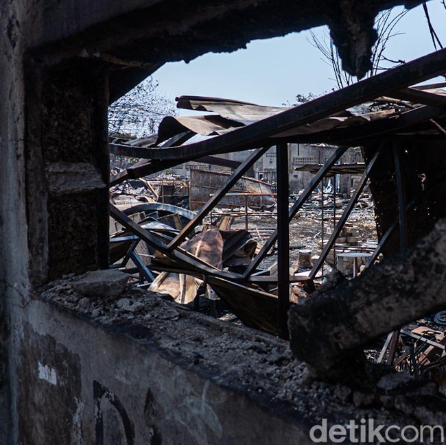 Puing Berserakan Pasca Kebakaran Pabrik Mebel