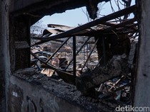 Puing Berserakan Pasca Kebakaran Pabrik Mebel
