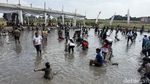 Serunya Warga Kediri Berebut Tangkap Belut di Sawah