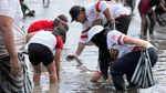 Serunya Warga Kediri Berebut Tangkap Belut di Sawah