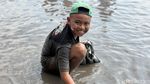 Serunya Warga Kediri Berebut Tangkap Belut di Sawah