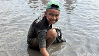 Kegiatan ini sekaligus mengajak masyarakat kembali merasakan keseruan aktivitas di area persawahan yang kini semakin jarang ditemui di kawasan perkotaan.