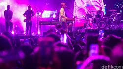 Rex Orange County Tutup Hari Pertama LaLaLa Fest Dengan Kolaborasi Bersama Matt Maltese