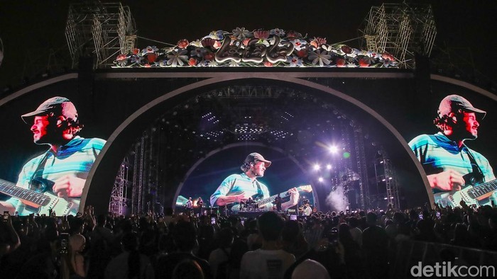 Penyanyi Rex Orange County Alexander James O'Connor saat tampil di LaLaLa Fest 2026 di Gambir Expo, Kemayoran, Jakarta, Sabtu (22/8/2026).

Musisi asal Inggris tersebut hadir dengan penampilan khusus bertajuk Asia Exclusive yang menjadi salah satu daya tarik festival.