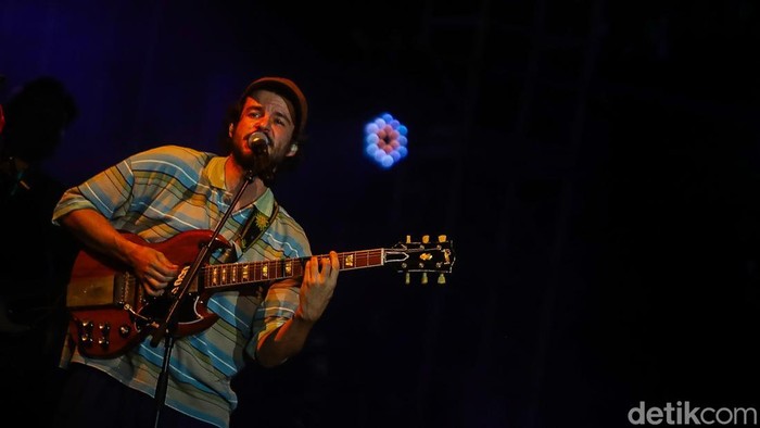 Penyanyi Rex Orange County Alexander James O'Connor saat tampil di LaLaLa Fest 2026 di Gambir Expo, Kemayoran, Jakarta, Sabtu (22/8/2026).

Musisi asal Inggris tersebut hadir dengan penampilan khusus bertajuk Asia Exclusive yang menjadi salah satu daya tarik festival.