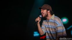 Rex Orange County Tutup Hari Pertama LaLaLa Fest Dengan Kolaborasi Bersama Matt Maltese