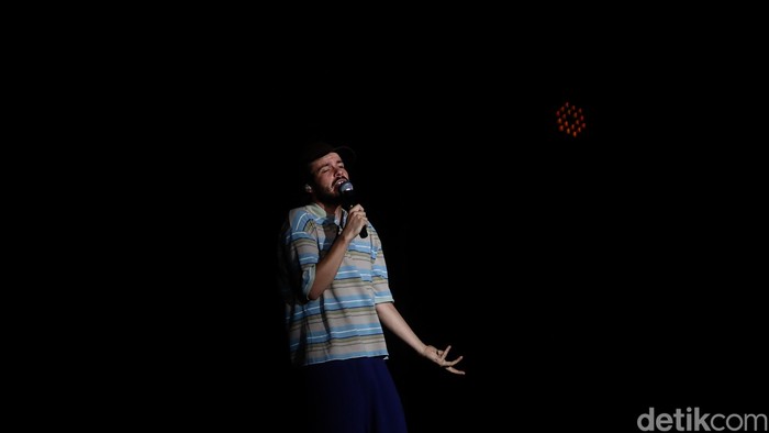 Penyanyi Rex Orange County Alexander James OConnor saat tampil di LaLaLa Fest 2026 di Gambir Expo, Kemayoran, Jakarta, Sabtu (22/8/2026).Musisi asal Inggris tersebut hadir dengan penampilan khusus bertajuk Asia Exclusive yang menjadi salah satu daya tarik festival.