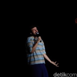 Heboh! Rex Orange County Manggung di Halaman Rumah Fans di Bekasi