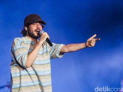Video: Rex Orange County Blusukan ke Bekasi, Show di Rumah Penggemar