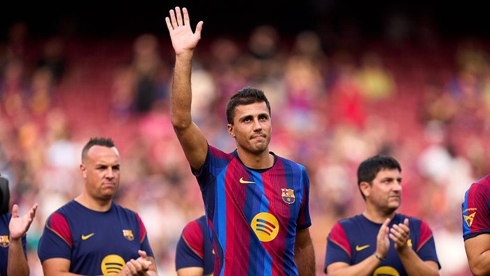 BARCELONA, SPAIN - AUGUST 19: Rodri of FC Barcelona acknowledges the fans as he is introduced before the Joan Gamper Trophy between FC Barcelonaand Al Ahly SC at Spotify Camp Nou on August 19, 2026 in Barcelona, Spain. (Photo by Alex Caparros/Getty Images)