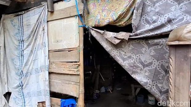 Rumah Tak Layak Penampakan rumah Kusmono yang tak layak huni di Dukuh Blimbing, Desa Pedawang, Kecamatan Karanganyar, Kabupaten Pekalongan, Sabtu (22/8/2026).