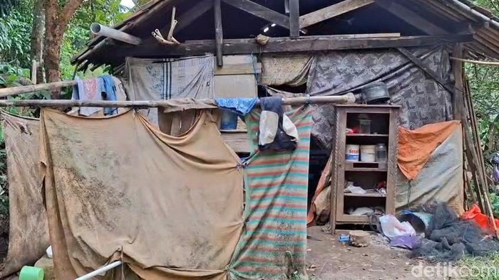 Penampakan rumah Kusmono yang tak layak huni di Dukuh Blimbing, Desa Pedawang, Kecamatan Karanganyar, Kabupaten Pekalongan, Sabtu (22/8/2026).