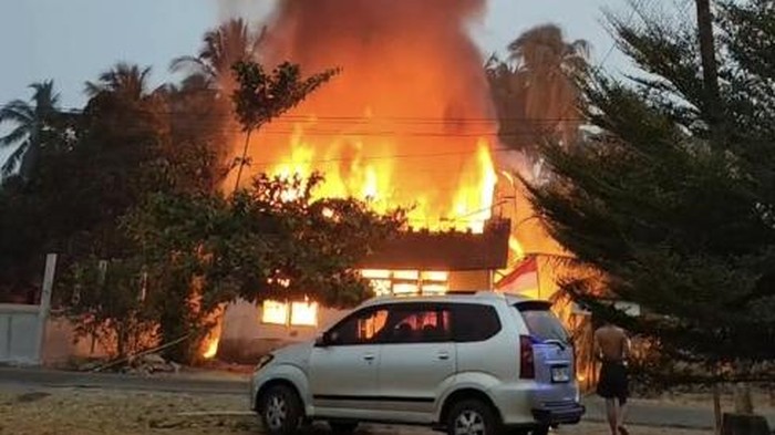 Rumah warga di Ketapang terbakar usai membakar tawon