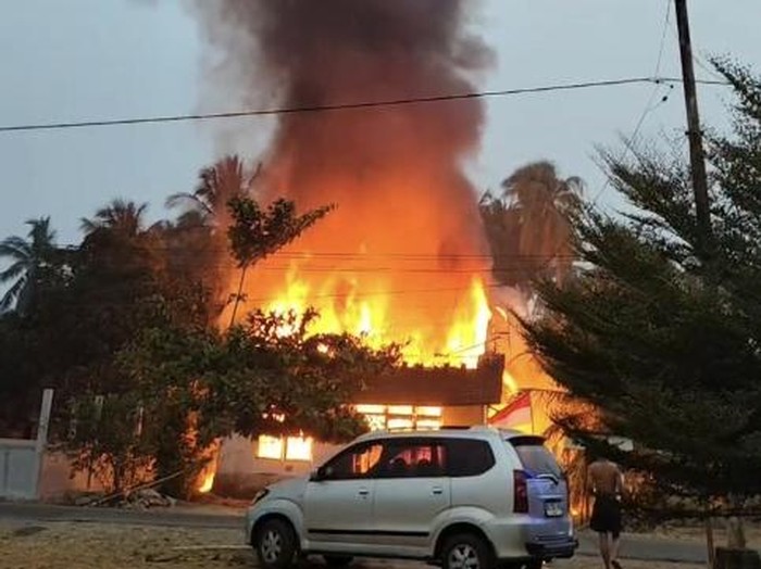Rumah warga di Ketapang terbakar usai membakar tawon
