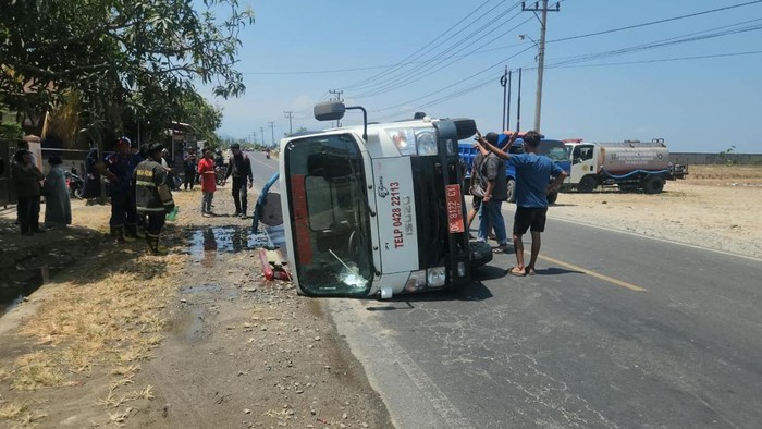 Sebuah mobil Dinas Pemadam Kebakaran Polewali Mandar terguling saat menuju lokasi kebakaran, mengakibatkan 7 personel terluka.