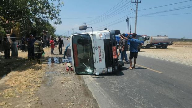 Sebuah mobil Dinas Pemadam Kebakaran Polewali Mandar terguling saat menuju lokasi kebakaran. Sebuah mobil Dinas Pemadam Kebakaran Polewali Mandar terguling saat menuju lokasi kebakaran, mengakibatkan 7 personel terluka.