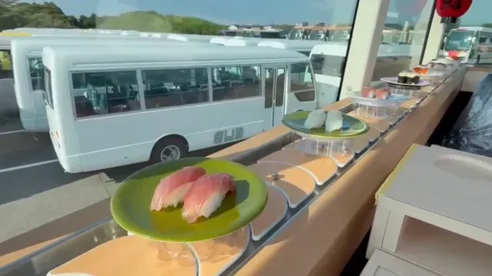 Serunya Naik Sushi Bus, Makan Sepuasnya Sambil Keliling Tokyo!