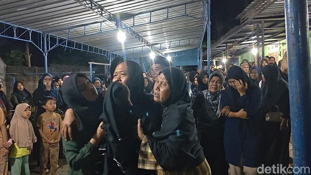 Suasana rumah duka Dude remaja pendaki tewas di Gunung Sumbing,, Minggu (23/8/2026). Suasana rumah duka Dude remaja pendaki tewas di Gunung Sumbing,, Minggu (23/8/2026).