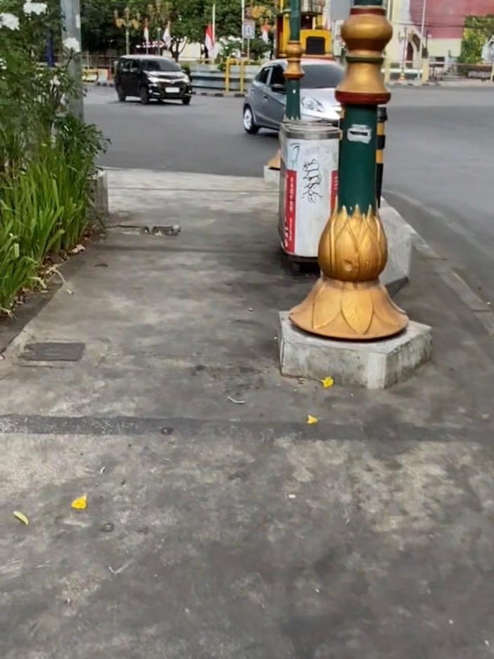 Tangkapan layar video kondisi trotoar Kayutangan Heritage, Kota Malang yang kotor.
