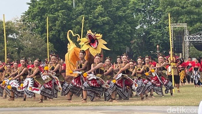 1.000 penari dari SD hingga SMP saat mengikuti tari kolosal di Alun-alun Pati, Minggu (23/8/2026).