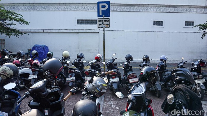 Aktivitas keluar masuk kendaraan di kawasan parkir Blok M, Jakarta Selatan, terpantau tetap padat, Minggu (23/8/2026).

Pengelola parkir di kawasan ini masih menerapkan tarif Rp2.000 untuk sepeda motor pada jam pertama.