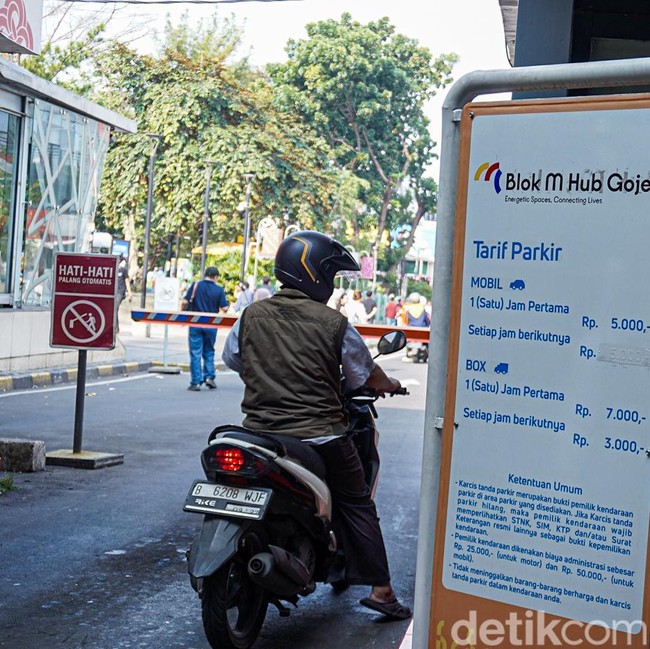 Tarif Parkir Blok M Belum Naik, Aktivitas Kendaraan Tetap Padat