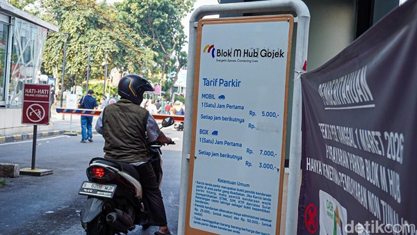 Tarif Parkir Blok M Belum Naik, Aktivitas Kendaraan Tetap Padat
