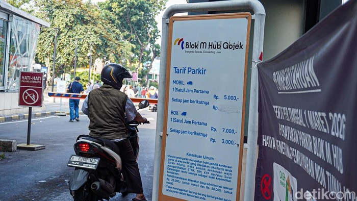 Aktivitas keluar masuk kendaraan di kawasan parkir Blok M, Jakarta Selatan, terpantau tetap padat, Minggu (23/8/2026).Pengelola parkir di kawasan ini masih menerapkan tarif Rp2.000 untuk sepeda motor pada jam pertama.