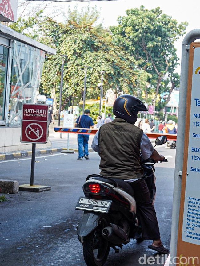 Tarif Parkir Blok M Belum Naik, Aktivitas Kendaraan Tetap Padat